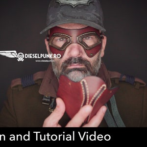 Può includere: Primo piano di una persona che indossa una maschera di cuoio marrone con occhiali e un berretto da baseball verde scuro. La maschera ha un cinturino in cuoio rosso ed è tenuta davanti al viso della persona. Il testo "DIESELPUNK.RO" è visibile sullo sfondo. L'immagine è sottotitolata "Pattern and Tutorial Video".