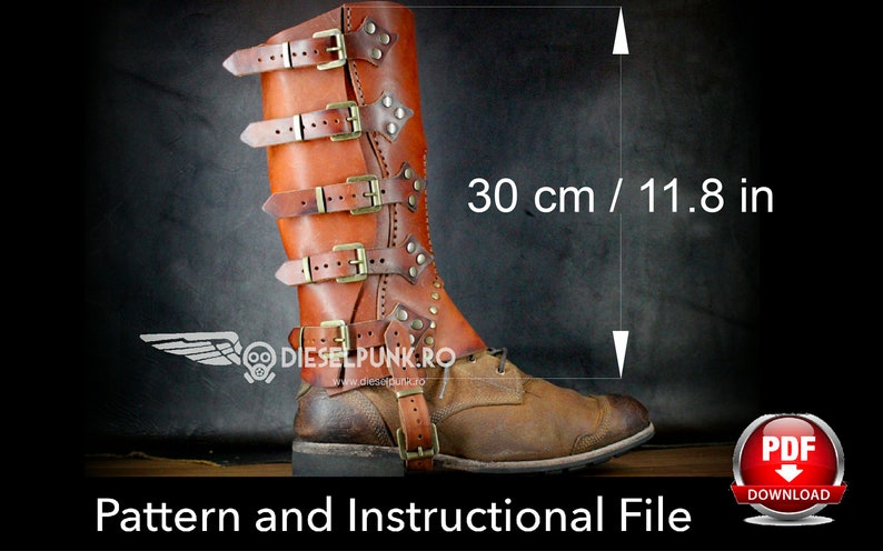 Puede incluir: Una polaina de cuero marr&oacute;n con cinco correas ajustables con hebillas de tono lat&oacute;n y remaches met&aacute;licos. La polaina mide 30 cm de altura y se muestra sobre una bota de cuero marr&oacute;n. Aparece el texto DIESELPUNK.RO y Pattern and Instructional File.