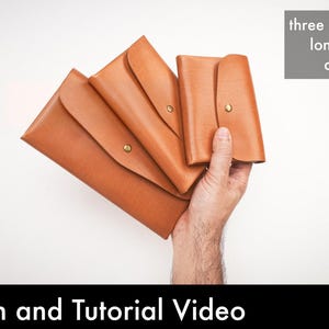 Può includere: Tre pochette in pelle color cuoio con patte arrotondate e chiusure a scatto color ottone. Il testo "three sizes included long, medium and short" è visibile nell'angolo in alto a destra, e "Pattern and Tutorial Video" si trova in basso.