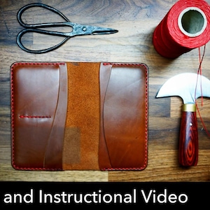 Op de afbeelding: Een bruine lederen portemonnee met rode stiksels, vergezeld door een zwarte metalen schaar, een klos rood garen en een halfrond leermes. De afbeelding bevat de tekst PDF DOWNLOAD Pattern and Instructional Video.