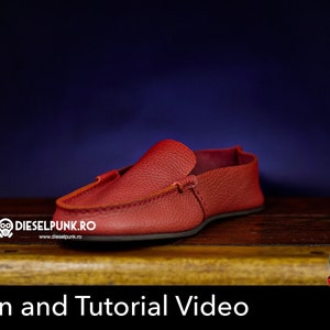 Pu&ograve; includere: Un mocassino in pelle rossa con un dettaglio decorativo di cucitura. La scarpa &egrave; su una superficie di legno con uno sfondo blu. Il testo "Pattern and Tutorial Video" &egrave; sotto la scarpa. Un pulsante di download PDF &egrave; nell'angolo in basso a destra.