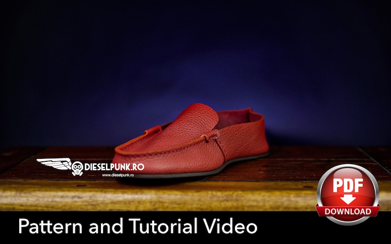 Pu&ograve; includere: Un mocassino in pelle rossa con un dettaglio decorativo di cucitura. La scarpa &egrave; su una superficie di legno con uno sfondo blu. Il testo "Pattern and Tutorial Video" &egrave; sotto la scarpa. Un pulsante di download PDF &egrave; nell'angolo in basso a destra.