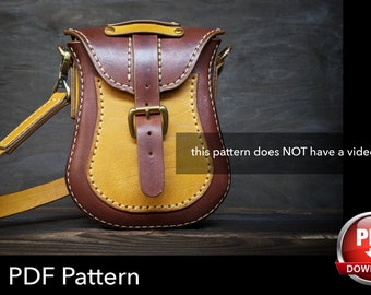 Puede incluir: Un bolso de cuero marrón y amarillo con cierre de solapa, correa con hebilla y bandolera. El texto en la imagen dice: this pattern does NOT have a video tutorial, y Bag PDF Pattern, con un icono circular rojo de descarga de PDF.