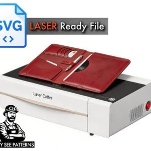 Könnte beinhalten: Ein rotes Leder-Notizbuch mit Kartenfächern und einem Stift liegt auf einem weißen und schwarzen Laserschneider. Das Bild enthält den Text "SVG Laser Ready File" und ein Logo für "TONY SEE PATTERNS".