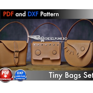 Puede incluir: Tres bolsos de cuero diferentes en un set. Los bolsos son marrones y tienen diferentes formas y diseños. Los bolsos están etiquetados como "Tiny Bags Set".