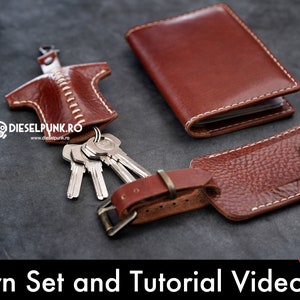 Peut inclure: Un porte-clés en cuir marron en forme de chemise, un portefeuille en cuir marron et une étiquette de bagage en cuir marron avec des coutures blanches. L'image inclut le texte DIESELPUNK.RO et un bouton PDF DOWNLOAD avec Pattern Set and Tutorial Video.