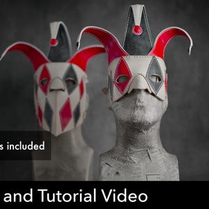 Puede incluir: Dos máscaras de bufón con patrones de rombos en rojo, negro y blanco roto con gorros puntiagudos sobre bustos texturizados. El texto incluye "two designes included" y "Pattern and Tutorial Video" con un icono rojo de "PDF DOWNLOAD".