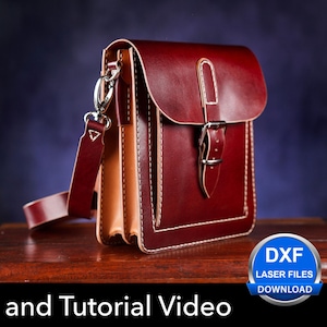 Puede incluir: Un bolso de hombro de cuero rojo oscuro con cierre de solapa, una hebilla de metal plateado y costuras visibles de color claro. El bolso cuenta con una correa desmontable con herrajes plateados. El texto dice: DXF LASER FILES DOWNLOAD, PDF DOWNLOAD, Pattern and Tutorial Video.
