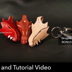 Op de afbeelding: Drie draakvormige lederen sleutelhangers in rood, bruin en beige, voorzien van witte stiksels en puntige details. De afbeelding bevat de tekst DIESELPUNK.RO, Dragon Key Fob BONUS pattern, en Pattern and Tutorial Video met een PDF-downloadicoon.