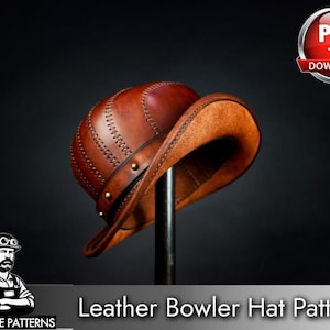 Pode incluir: Um chapéu coco de couro castanho com costuras visíveis ao longo da copa e uma faixa decorativa com tachas metálicas. O chapéu está num suporte, e a imagem inclui um ícone de download PDF e o texto Leather Bowler Hat Pattern.