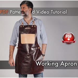 Pode incluir: Um avental de trabalho de couro castanho com um bolso de couro bege e correias ajustáveis. O avental tem o texto "DEALFUNK.CO" impresso na frente. A imagem inclui o texto "PDF Pattern and Video Tutorial" e "Working Apron".