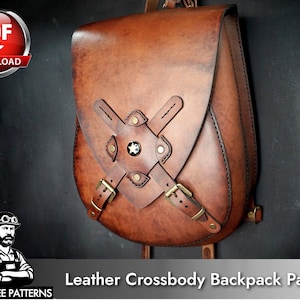 Puede incluir: Una mochila de cuero marrón con una solapa grande, dos correas cruzadas aseguradas con hebillas de latón y un emblema central de metal en forma de estrella. La imagen incluye un icono de descarga PDF y el texto TONY SEE PATTERNS Leather Crossbody Backpack Patterns.
