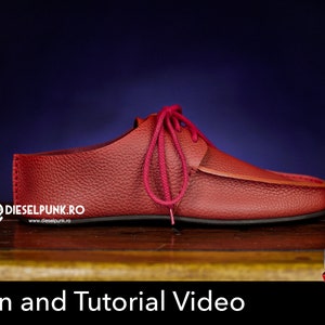 Pu&ograve; includere: Scarpa in pelle rossa con chiusura a lacci. La scarpa &egrave; su una superficie di legno con un pulsante di download PDF nell'angolo. Il testo "Pattern and Tutorial Video" &egrave; sotto la scarpa.