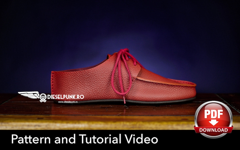 Pu&ograve; includere: Scarpa in pelle rossa con chiusura a lacci. La scarpa &egrave; su una superficie di legno con un pulsante di download PDF nell'angolo. Il testo "Pattern and Tutorial Video" &egrave; sotto la scarpa.
