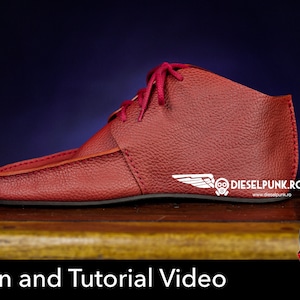Pu&ograve; includere: Una scarpa di pelle rossa con chiusura a lacci. La scarpa &egrave; su una superficie di legno. Il testo "Pattern and Tutorial Video" &egrave; sotto la scarpa. Il testo "PDF DOWNLOAD" &egrave; in un cerchio rosso con una freccia bianca che punta verso il basso.
