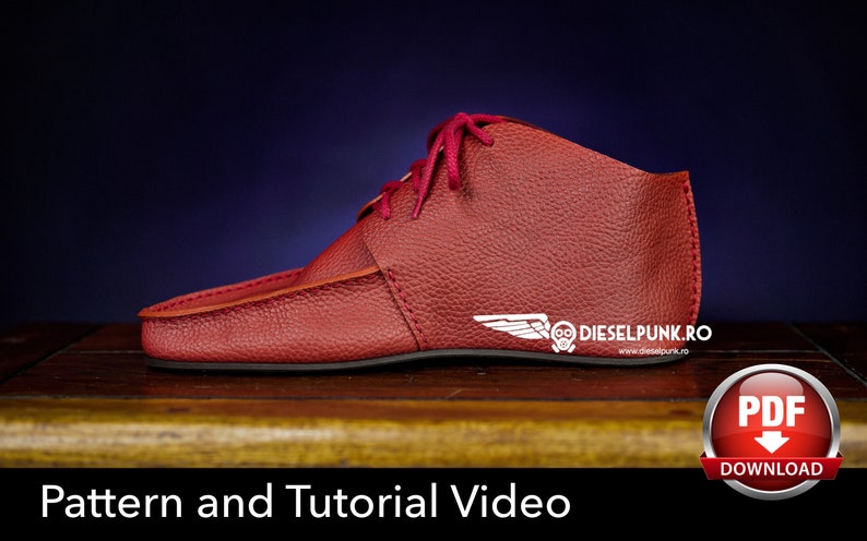 Pu&ograve; includere: Una scarpa di pelle rossa con chiusura a lacci. La scarpa &egrave; su una superficie di legno. Il testo "Pattern and Tutorial Video" &egrave; sotto la scarpa. Il testo "PDF DOWNLOAD" &egrave; in un cerchio rosso con una freccia bianca che punta verso il basso.