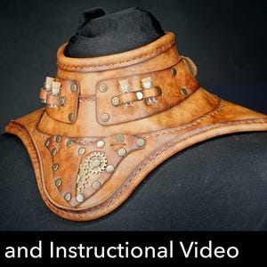 Könnte beinhalten: Ein beigefarbener Lederhalskragen mit Messingnieten, zwei kleinen Glasfläschchen mit Korkstopfen und dekorativen Metallzahnrädern. Am unteren Bildrand befindet sich der Text Pattern and Instructional Video.