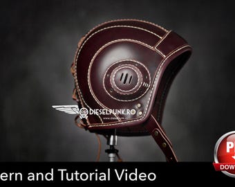 Könnte beinhalten: Ein dunkelbrauner Fliegerhelm aus Leder mit markanten weißen Kontrastnähten, einem kreisförmigen Seitenteil mit drei vertikalen Belüftungsschlitzen und einem Kinnriemen. Der Text DIESELPUNK.RO sowie Pattern and Tutorial Video sind zu sehen.