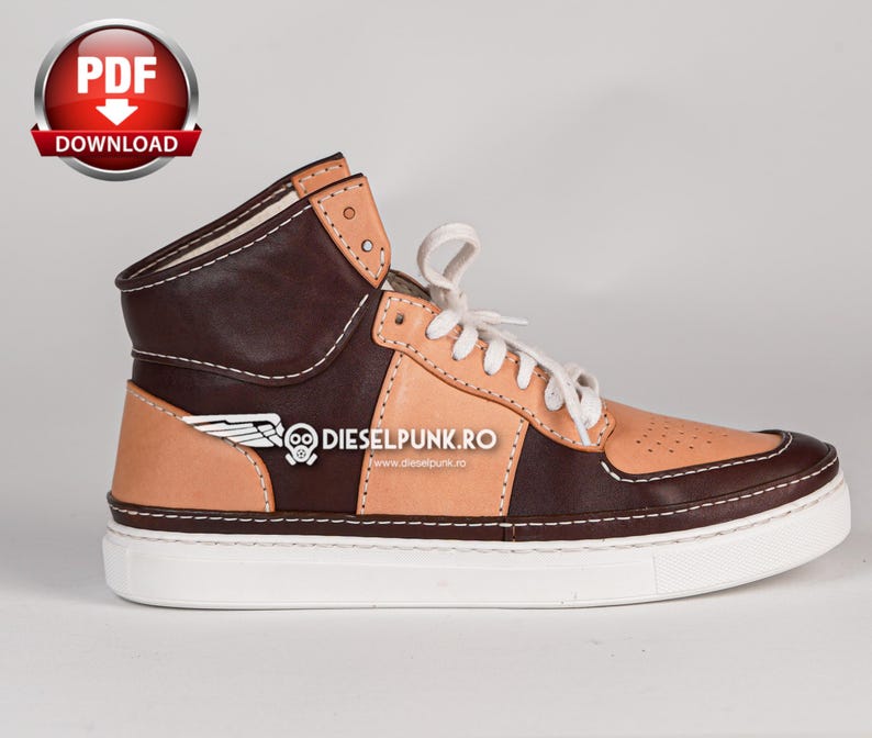 Puede incluir: Zapatillas de cuero marr&oacute;n y beige de ca&ntilde;a alta con cordones blancos y suela blanca. Las zapatillas tienen un dise&ntilde;o de ala en el lateral y el texto "DIESELPUNK.RO" en el lateral.
