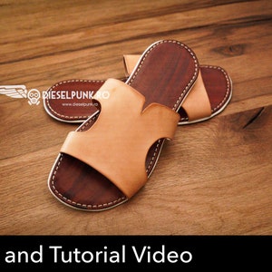 Può includere: Un paio di sandali in pelle marrone con un dettaglio di cucitura bianca. I sandali sono su una superficie di legno. Il testo "Pattern and Tutorial Video" è nella parte inferiore dell'immagine. Un pulsante rosso con il testo "PDF DOWNLOAD" è nell'angolo in basso a destra.