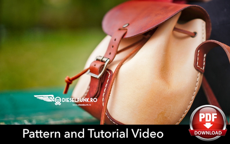 Pode incluir: Um close-up de uma mochila de couro marrom com uma aba de couro marrom claro. A mochila tem um fecho de fivela e um topo com cord&atilde;o. O texto "Pattern and Tutorial Video" est&aacute; na parte inferior da imagem. Um bot&atilde;o vermelho com o texto "PDF DOWNLOAD" est&aacute; no canto inferior direito.