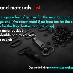 Pode incluir: Lista de ferragens e materiais para um projeto de bolsa de couro. A lista inclui 2,5 p&eacute;s quadrados de couro para a bolsa pequena, 3,5 p&eacute;s quadrados para a bolsa grande, 2 fivelas de metal, 8 rebites de dupla tampa e 10 ilh&oacute;s.
