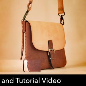 Peut inclure: Un sac à bandoulière en cuir bicolore avec un rabat beige clair et un corps marron foncé. Le sac présente une fermeture à boucle en métal sur le devant, des coutures visibles sur les bords et une bandoulière réglable avec des attaches en métal.