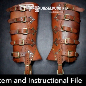 Puede incluir: Un par de grebas de cuero marr&oacute;n con m&uacute;ltiples correas ajustables con hebillas de tono lat&oacute;n y remaches met&aacute;licos. El texto DIESELPUNK.RO y Pattern and Instructional File son visibles. El dise&ntilde;o incluye costuras decorativas en los bordes.