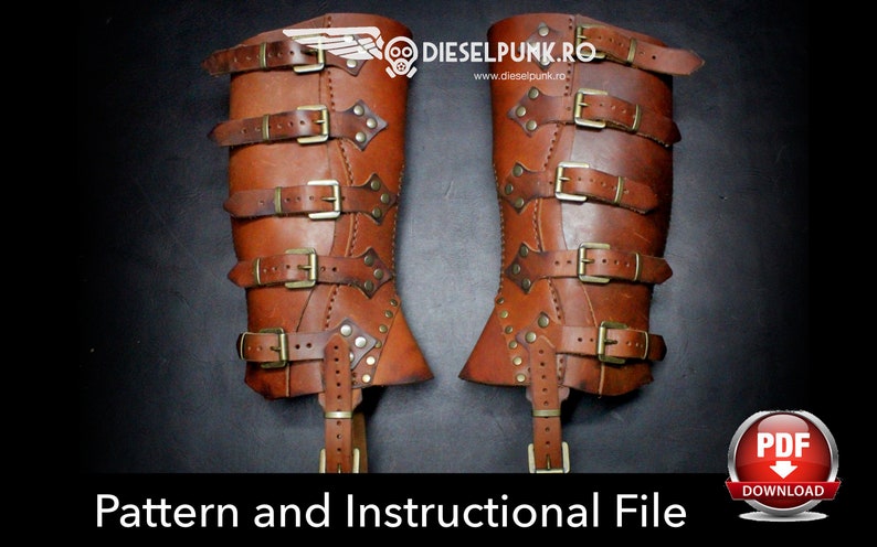 Puede incluir: Un par de grebas de cuero marr&oacute;n con m&uacute;ltiples correas ajustables con hebillas de tono lat&oacute;n y remaches met&aacute;licos. El texto DIESELPUNK.RO y Pattern and Instructional File son visibles. El dise&ntilde;o incluye costuras decorativas en los bordes.