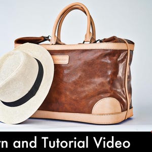 Puede incluir: Un bolso de cuero marrón con ribetes de color canela claro, dos asas superiores y una base rectangular, junto a un sombrero fedora beige con una cinta negra. El texto "Pattern and Tutorial Video" aparece en la parte inferior.