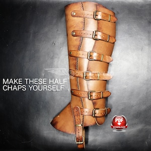 Puede incluir: Una polaina de cuero color canela con seis correas ajustables con hebillas y remaches de metal en tono lat&oacute;n. El texto "MAKE THESE HALF CHAPS YOURSELF" est&aacute; impreso a la izquierda y un icono rojo "PDF DOWNLOAD" est&aacute; abajo a la derecha.