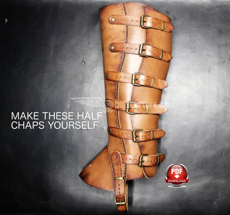 Puede incluir: Una polaina de cuero color canela con seis correas ajustables con hebillas y remaches de metal en tono lat&oacute;n. El texto "MAKE THESE HALF CHAPS YOURSELF" est&aacute; impreso a la izquierda y un icono rojo "PDF DOWNLOAD" est&aacute; abajo a la derecha.