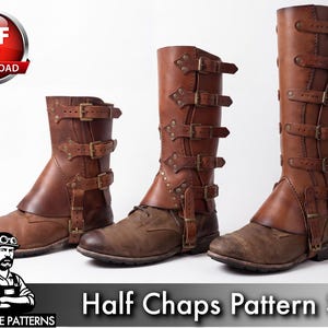 Könnte beinhalten: Drei braune Leder-Chaps in verschiedenen Höhen, jeweils mit mehreren verstellbaren Riemen mit Metallschnallen und dekorativen Nieten. Der Text "PDF DOWNLOAD" und "TONY SEE PATTERNS Half Chaps Pattern Set" ist auf dem Bild zu sehen.