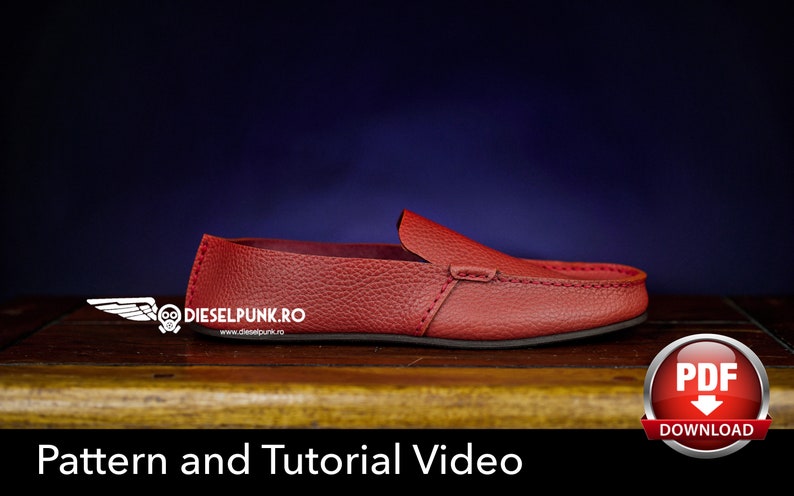 Pu&ograve; includere: Un mocassino in pelle rossa con una cucitura sulla punta. La scarpa &egrave; su una superficie di legno. Il testo "DIESELPUNK.RO" &egrave; visibile sulla scarpa. Il testo "Pattern and Tutorial Video" &egrave; visibile sotto la scarpa. Il testo "PDF DOWNLOAD" &egrave; visibile nell'angolo in basso a destra dell'immagine.