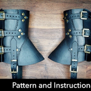 Puede incluir: Un par de grebas de cuero negro con tres correas horizontales con hebillas de lat&oacute;n y una correa vertical con hebilla de lat&oacute;n, acentuadas con remaches de lat&oacute;n y costuras decorativas. Incluye un archivo PDF con patr&oacute;n e instrucciones.
