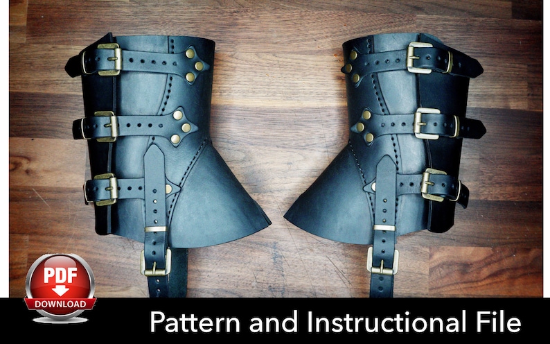 Puede incluir: Un par de grebas de cuero negro con tres correas horizontales con hebillas de lat&oacute;n y una correa vertical con hebilla de lat&oacute;n, acentuadas con remaches de lat&oacute;n y costuras decorativas. Incluye un archivo PDF con patr&oacute;n e instrucciones.