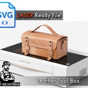 Op de afbeelding: Een lichtbruine leren gereedschapskist met een handvat, gespen en de tekst "DIESELPUNERO". De gereedschapskist staat op een witte lasersnijder. De afbeelding bevat ook de tekst "SVG LASER Ready File" en "TONY SEE PATTERNS".
