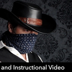 Puede incluir: Un sombrero de vaquero negro con una banda de cuero marrón con tachuelas de estrella plateadas y un pañuelo azul oscuro con un patrón geométrico blanco. El conjunto incluye una camisa blanca y un chaleco negro. Texto: PDF DOWNLOAD Pattern and Instructional Video.
