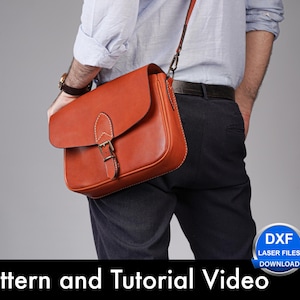 Puede incluir: Un bolso de cuero color canela con solapa, un cierre de hebilla metálica y una correa fina para el hombro. El bolso presenta costuras visibles en los bordes. El texto inferior dice Pattern and Tutorial Video con iconos DXF y PDF.