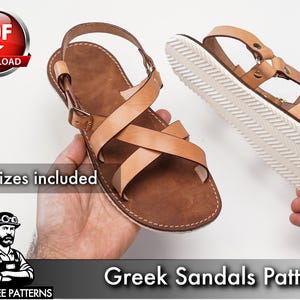 Op de afbeelding: Een paar beige leren sandalen met gekruiste bandjes, een hielbandje met metalen gesp en een witte, gestructureerde zool. De afbeelding bevat de tekst PDF DOWNLOAD, 6 sizes included en Greek Sandals Patterns.