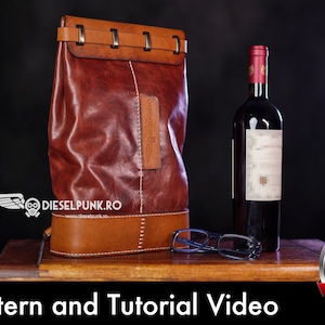 Pode incluir: Uma bolsa de couro marrom com fecho de aba e fivelas de metal. A bolsa está sobre uma mesa de madeira ao lado de uma garrafa de vinho tinto e um par de óculos. A bolsa tem uma etiqueta que diz "Dieselpunk.ro".
