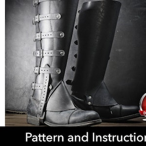 Puede incluir: Un par de botas altas negras con m&uacute;ltiples correas horizontales con hebillas met&aacute;licas en el lateral y punta afilada. El texto PDF DOWNLOAD es visible en un icono circular rojo, junto al texto Pattern and Instructional File.