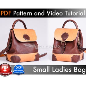Peut inclure: Un sac à dos en cuir marron et beige avec une fermeture à boucle et un rabat avec un détail circulaire. Le sac est présenté sur un fond blanc avec le texte "PDF Pattern and Video Tutorial" et "Small Ladies Bag" en noir.