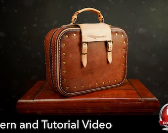 Pode incluir: Uma mala de couro castanha em forma de caixa com uma pega superior, com tiras de couro bege claro com fivelas metálicas, tachas cor de latão ao longo das bordas e um logótipo estampado na aba frontal. O texto Pattern and Tutorial Video é visível.