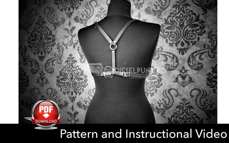 Może przedstawiać: Czarny sk&oacute;rzany uprząż z paskami i metalowym pierścieniem. Uprząż jest prezentowana na manekinie na tle wzorzystego tła. Tekst "Pattern and Instructional Video" znajduje się na dole obrazu. Przycisk pobierania PDF znajduje się w lewym dolnym rogu.