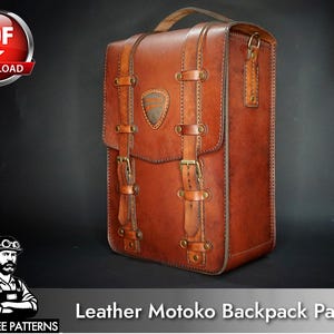Op de afbeelding: Een bruine leren rugzak met twee verticale gespriemen op de voorflap, een handvat aan de bovenkant en een klein driehoekig embleem. De afbeelding bevat een PDF-downloadpictogram en de tekst Leather Motoko Backpack Patterns van Tony See Patterns.