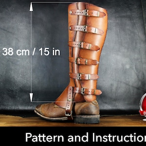Puede incluir: Una polaina de cuero color canela con seis correas horizontales con hebillas met&aacute;licas en el lateral. La polaina mide 38 cm de altura. La imagen incluye un icono de descarga PDF y el texto Pattern and Instructional File.