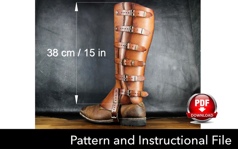 Puede incluir: Una polaina de cuero color canela con seis correas horizontales con hebillas met&aacute;licas en el lateral. La polaina mide 38 cm de altura. La imagen incluye un icono de descarga PDF y el texto Pattern and Instructional File.