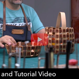 K&ouml;nnte beinhalten: Zwei Lederk&ouml;rbe, einer mit Henkel, sind auf einer gr&uuml;nen Schneidematte zu sehen. Die K&ouml;rbe bestehen aus geflochtenen Lederstreifen in Braun und Beige. Das Bild enth&auml;lt den Text "Pattern and Tutorial Video" und einen roten Knopf mit einem wei&szlig;en Pfeil, beschriftet mit "PDF DOWNLOAD".