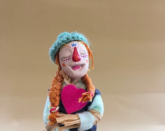Abrazo de cosecha: el adorable espantapájaros, muñeca coleccionable, arte de Halloween, figura de arcilla polimérica, figura hecha a mano